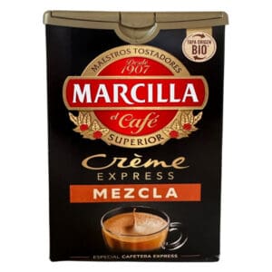 Randnotizen, 2. alt text: Hochwertiger Kaffee Crema Mixer aus Spanien, Marcilla Café, BIO-zertifiziert, ideal für Espressoliebhaber. 3. caption: Frischer Marcilla Crema Kaffee aus Spanien in einem eleganten Becher, perfekt für Espresso-Genießer. 4. Bildbeschreibung: Dieses Bild zeigt eine Packung Marcilla Crema Espresso-Mischung aus Spanien, die für ihren aromatischen Geschmack und Bio-Qualität bekannt ist. Der Kaffee eignet sich ideal für die Zubereitung von Crema und Espresso in den eigenen vier Wänden. 5. relevant: Ja.