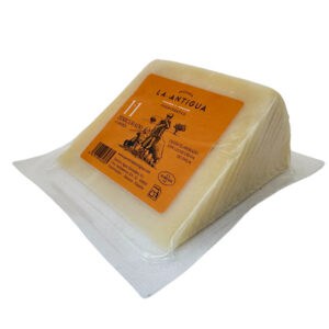 Handgepackter spanischer Queso La Antigua aus Zamora, halbgereift, cremig und aromatisch, ideal für Käseplatten oder zum Kochen, direkt vom spanischen Käsehersteller.