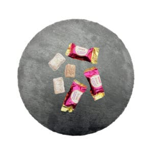 Zuckerfreie Mandel-Süßigkeiten auf dunklem Steinuntergrund, typisch spanische Leckerei, ideal für Naschkatzen und Süßigkeitenliebhaber, direkt aus Spanien importiert.