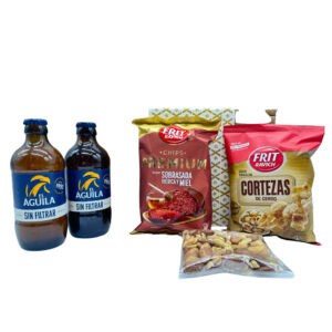 El agua sin filtrar, embotellada en España, junto con snacks de cerdo y bebidas tradicionales españolas, perfectos para degustar productos auténticos directamente aus Spanien.