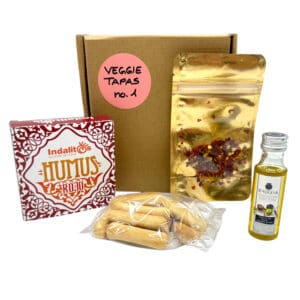 Sorgfältig zusammengestellte spanische vegetarische Tapas Geschenkbox mit Lebensmittel von Spanien, inklusive Gin, Olivenöl, getrockneten Tomaten, Tapas-Rezept, perfekt für Genießer.