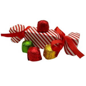 Schokoladenpralinen in roter, grüner und goldener Folie, verpackt in dekorativer Geschenkbox mit rotem Schleifenband, direkt aus Spanien, ideal für spanische Süßigkeitenliebhaber.