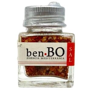 Feiner mediterraner Salz mit Kräutern in einer kleinen Glasflasche, typisch aus Spanien, perfekt zum Würzen und Verleihen von mediterranem Geschmack.