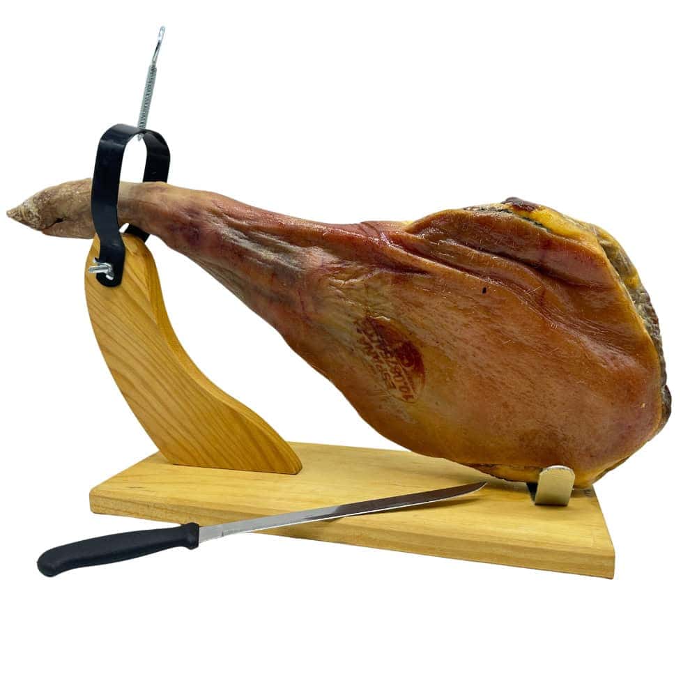 Geräucherte spanische Schinkenkeule auf Holzbasis mit Schärfemesser, perfekt für authentische spanische Tapas und Delikatessen. Hochwertiger Jamón Ibérico aus Spanien.