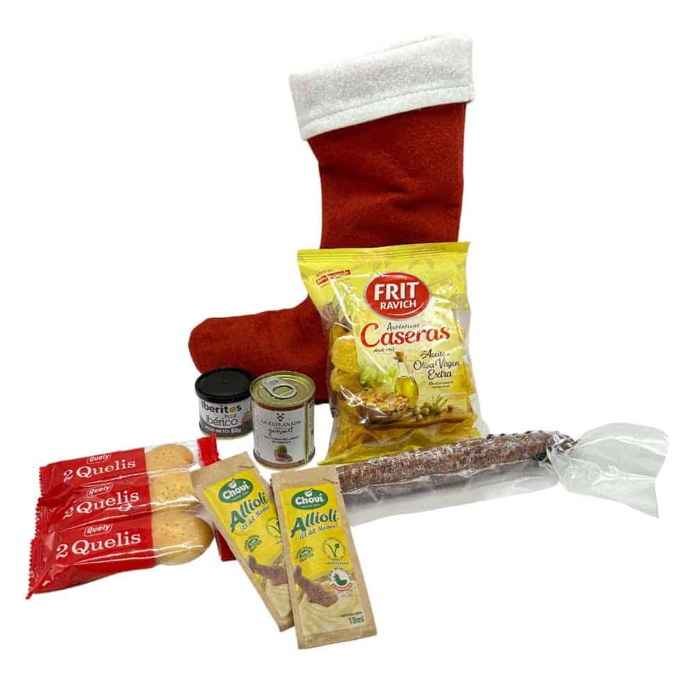 Frische spanische Lebensmittel, including Chovi Alioli, Salami, Käse, Olivenöl, und Pimientos, auf weißem Hintergrund, typisch für spanische Spezialitäten.