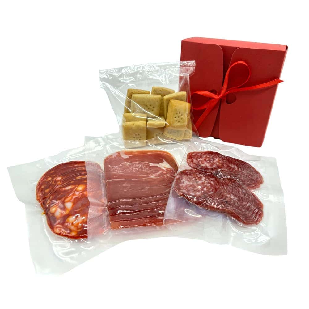 Geräuchertes spanisches Fleisch- und Wurstsortiment in vakuumverpackter Präsentation mit Geschenkbox, ideal für Feinschmecker und hochwertige Gourmetgeschenke.