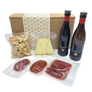 Vorbereiteter spanischer Jamón, Chorizo und Serrano, begleitet von Käse, Wein und knusprigem Gebäck für authentische spanische Tapas. Perfekt für Genießer und Feinschmecker, direkt aus Spanien.