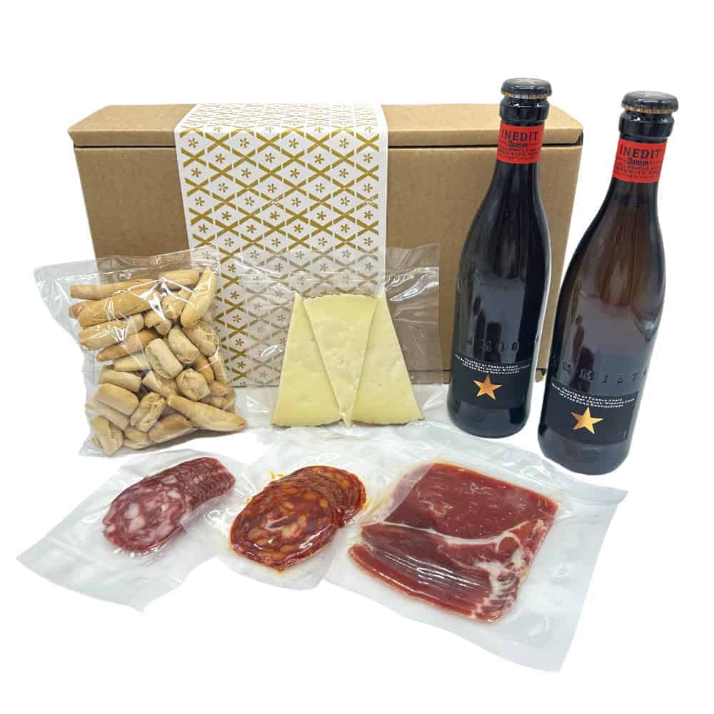 Vorbereiteter spanischer Jamón, Chorizo und Serrano, begleitet von Käse, Wein und knusprigem Gebäck für authentische spanische Tapas. Perfekt für Genießer und Feinschmecker, direkt aus Spanien.