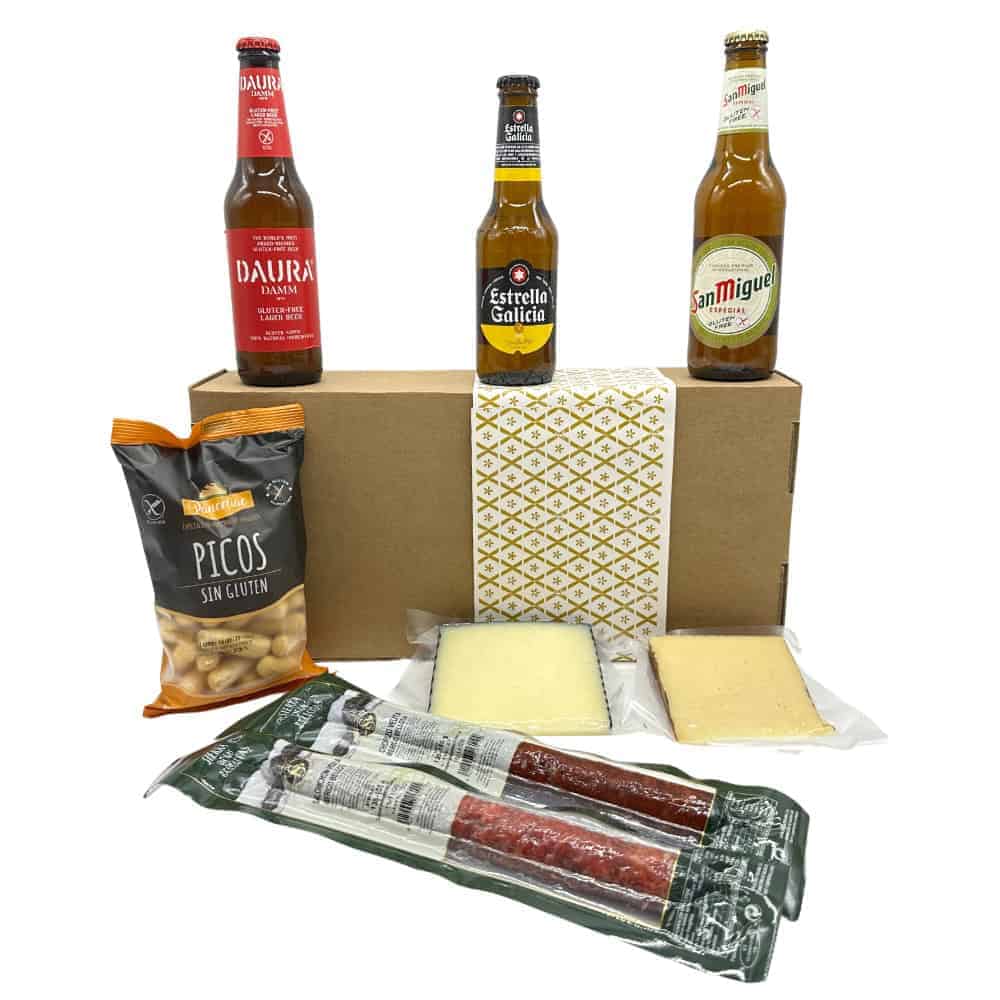 Saure-Cremes, spanische Bierflaschen und glutenfreie Picos in einem Karton, typisch spanische Spezialitäten, perfekt für Tapas und kulinarische Genussmomente.