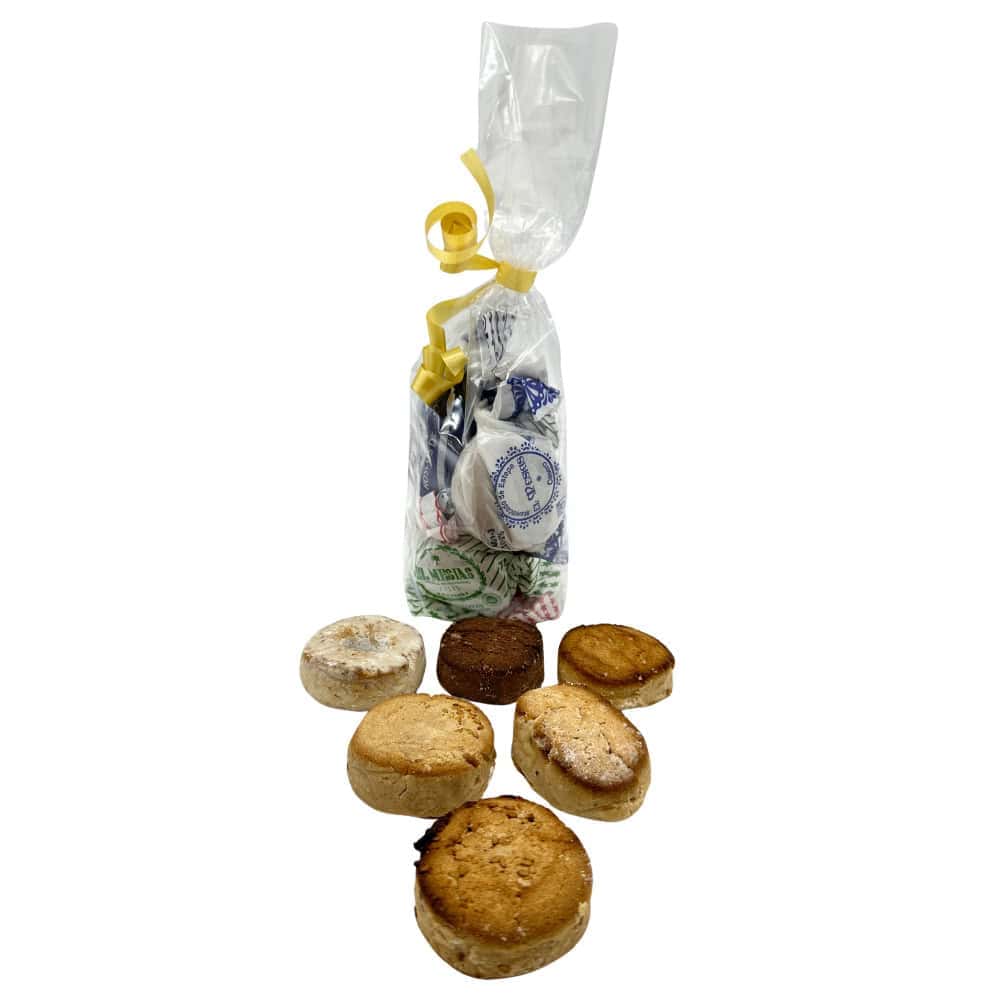 Knusprige spanische Gebäcksorten aus Mareni, direkt aus Spanien, in einem transparenten Tütchen serviert, ideal für Feinschmecker und Kaffeegenuss, vielseitig snackbar.