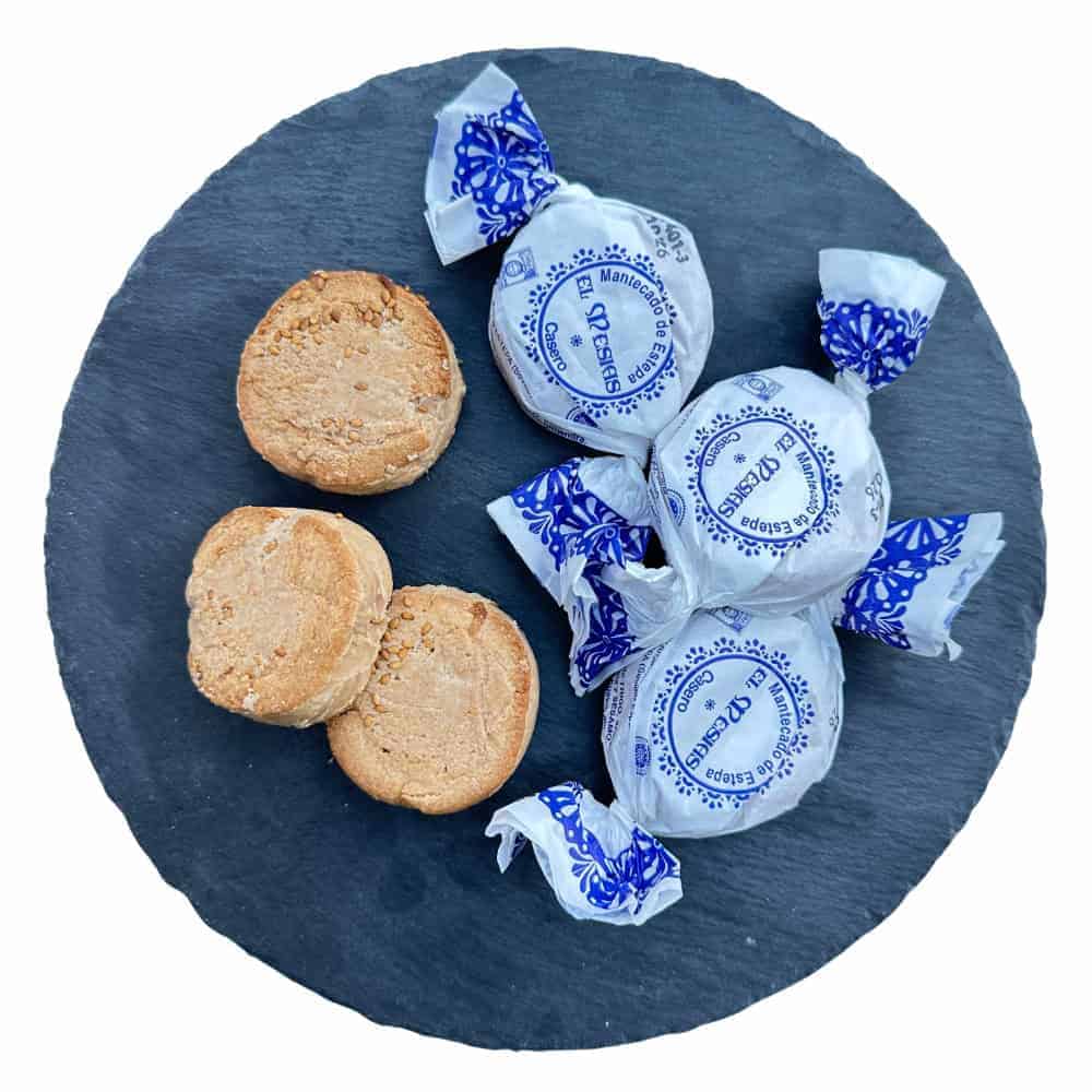 Zitronen-Mandel-Kekse auf dunklem Steinteller, spanische Süßwaren, handgemachte Gebäck aus Spanien, Mareni - direkt aus Spanien, authentische spanische Leckereien, typische spanische Süßigkeiten, hochwertige spanische Backwaren, spanische Feinkostprodukte.