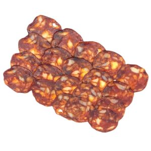 Vollbildaufnahme spanische Chorizo-Wurst, geschnitten, mit sichtbaren Fett- und Fleischstücken, auf weißem Hintergrund, typisch für spanische Spezialitäten, hochwertig verarbeitet.