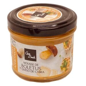 Sauberes Glas mit braunem Deckel, gefüllt mit cremiger Botes-Mousse mit Ziegenkäse und Pilzen, präsentiert auf weißem Hintergrund – spanische Spezialität direkt aus Spanien.