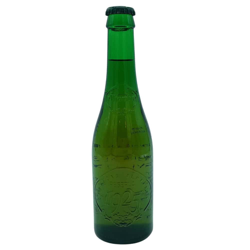 Grüne Glasbierflasche, spanische Herkunft, mit embossed Details und Cap, ideal für Premium-Bieren direkt aus Spanien.