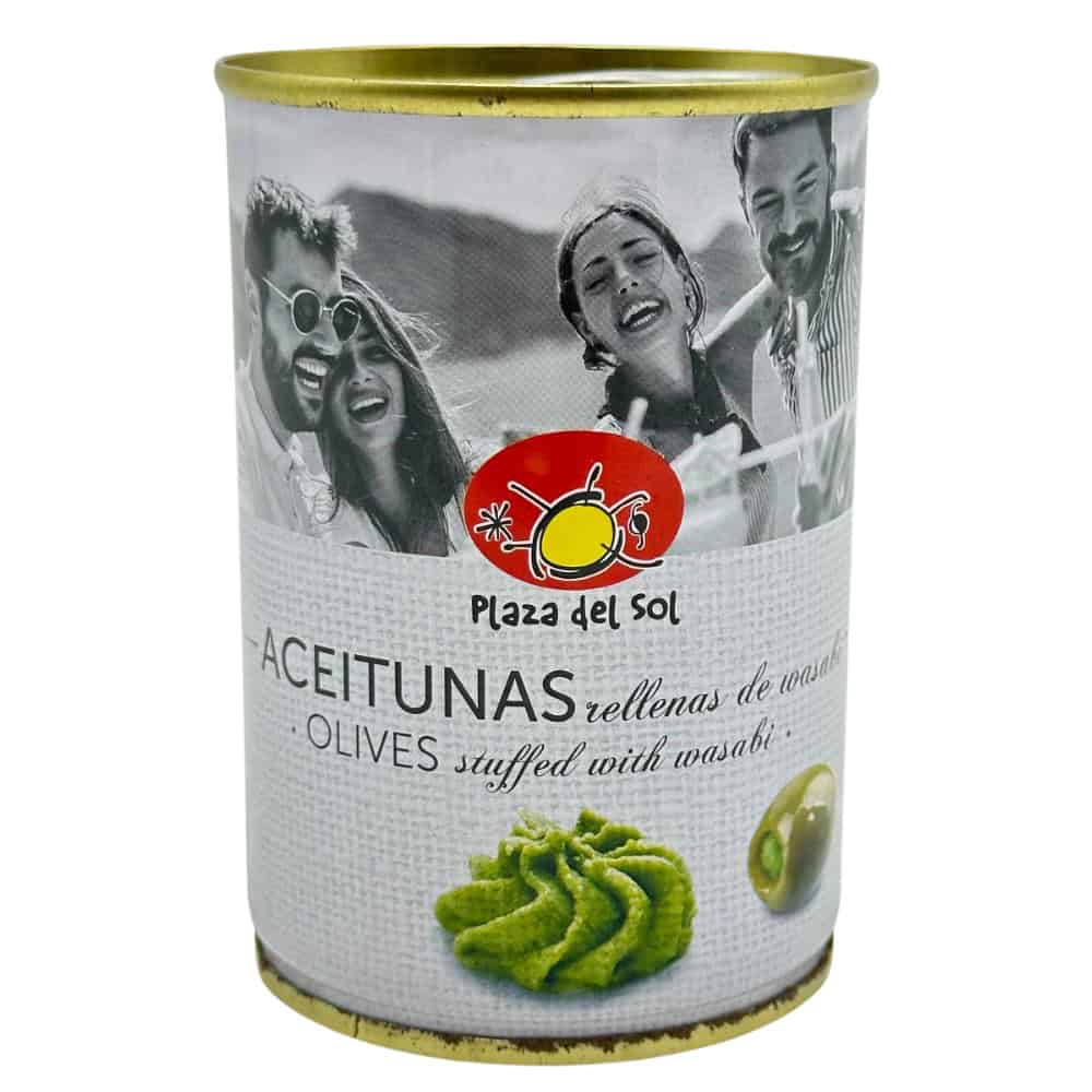 Aussehen eines konservierten Oliven-Produkts mit Wasabifüllung, aus Spanien, auf der Verpackung abgebildet, inklusive lachender Menschen in Schwarz-Weiß-Style, für spanische Delikatessen und Gourmet-Snacks werbend.