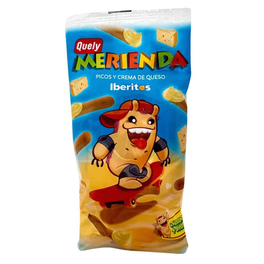 Kunststoffverpackung mit spanischen Käse-Snacks und cartoonartiger Figur, die auf einem Skateboard fährt, klarem blauen Hintergrund.