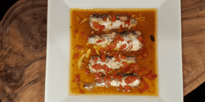 Frische marinierte Sardinen in Escabeche, serviert in einer aromatischen, würzigen Soße mit Paprika und Zwiebeln, typisch spanisch.