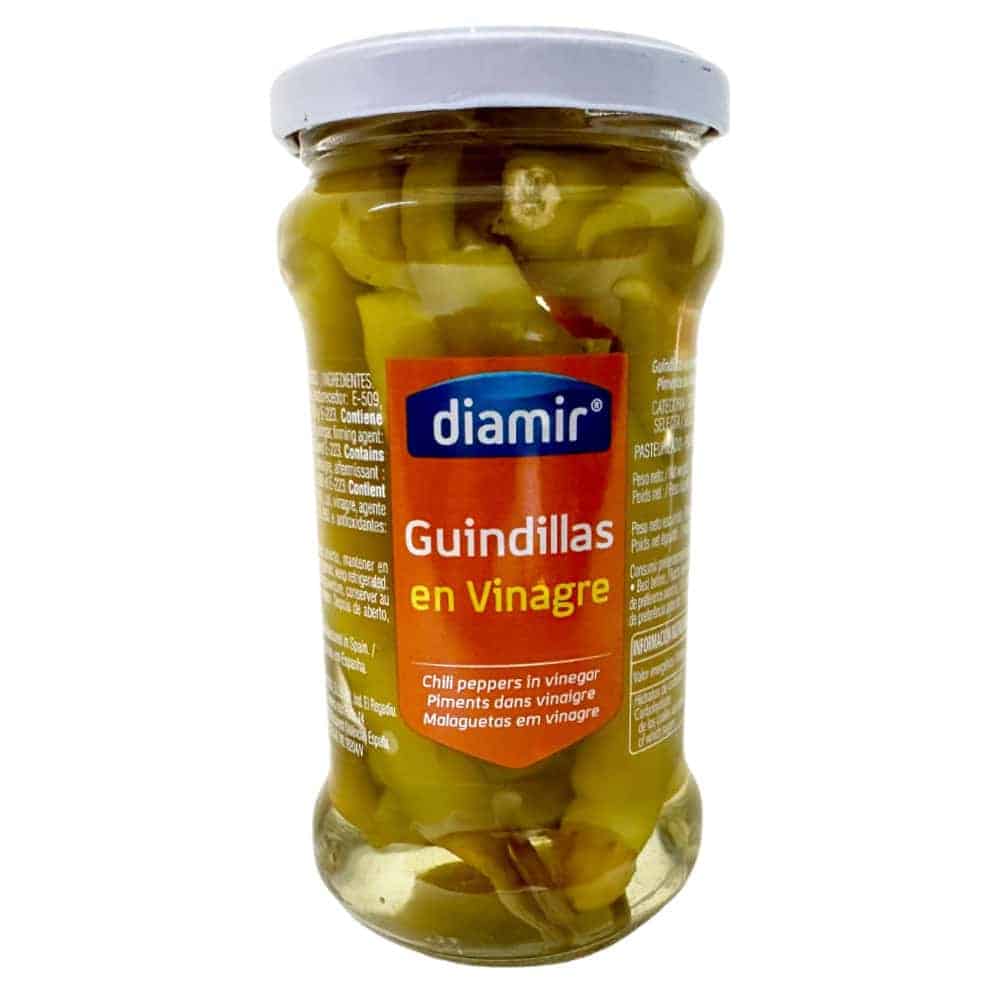 Glas mit spanischen Guindillas in Essig eingelegt, direkt aus Spanien, für kulinarische Spezialitäten.