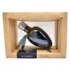 Exklusives Olivenöl in eleganter Flasche, präsentiert in einer nachhaltigen Verpackung mit Marken- und Zertifizierungslogo.