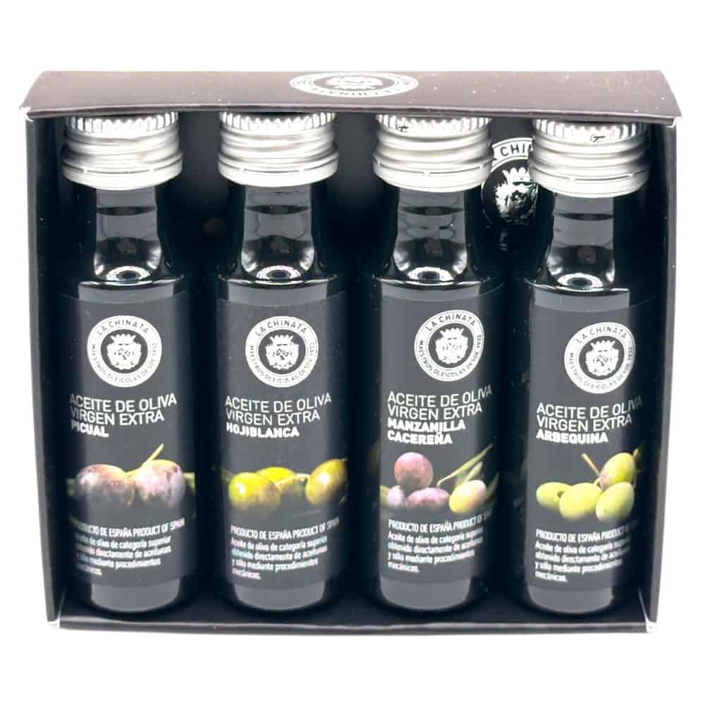 Vier Flaschen mit spanischem natives Olivenöl extra in einer Geschenkbox, verschiedene Sorten.