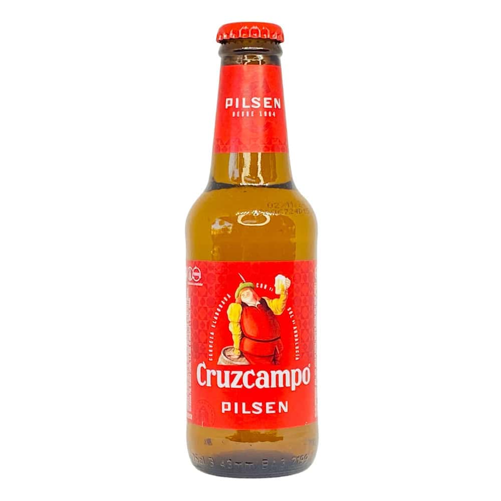 Kleine Flasche Cruzcampo Pilsen Bier mit rotem Etikett und Kronkorken, ideal für unterwegs.