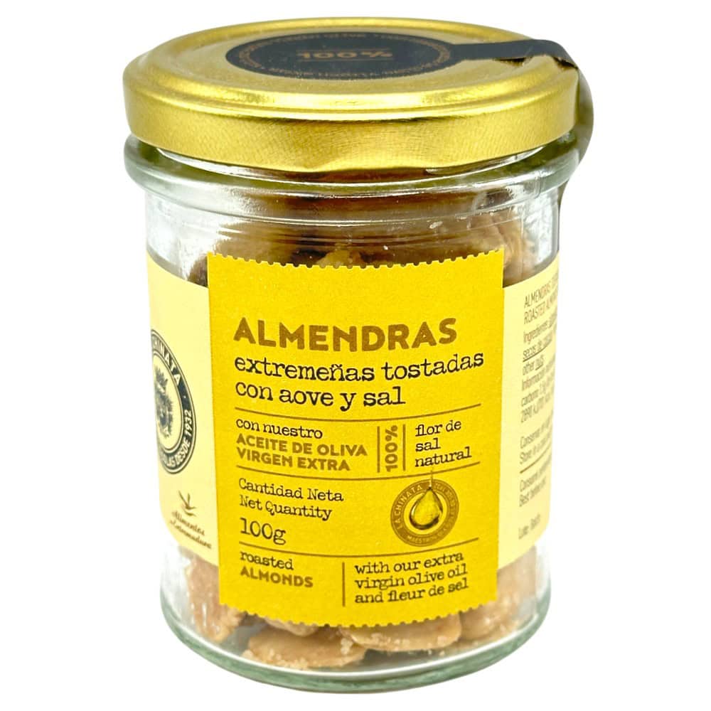 Geröstete Mandeln mit nativem Olivenöl extra und Fleur de Sel in einem Glasbehälter.