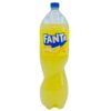 Fanta Zitronenlimonade 2L Flasche mit gelber Flüssigkeit und blauer Verschluss, ideal für Erfrischungen.