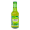 Kleine grüne Flasche Shandy Cruzcampo mit Zitronengeschmack, aus Spanien, auf weißem Hintergrund.