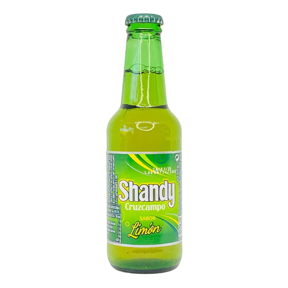 Kleine grüne Flasche Shandy Cruzcampo mit Zitronengeschmack, aus Spanien, auf weißem Hintergrund.