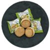 Zitronen-Schmalzgebäck-Limón-Mantecados von La Foqueza, 12 Stück, auf dunklem Steinteller serviert.