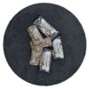 Spanisches Mandelhoniggebäck (Alfajor de Almendra) auf dunklem Steinuntergrund, einzelne Stücke mit Zuckerpuder.
