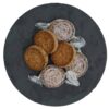 Mareni spanische Mantecado-Delikatessen: traditionelle Schmalzgebäckkugeln mit Sesam auf dunklem Teller.
