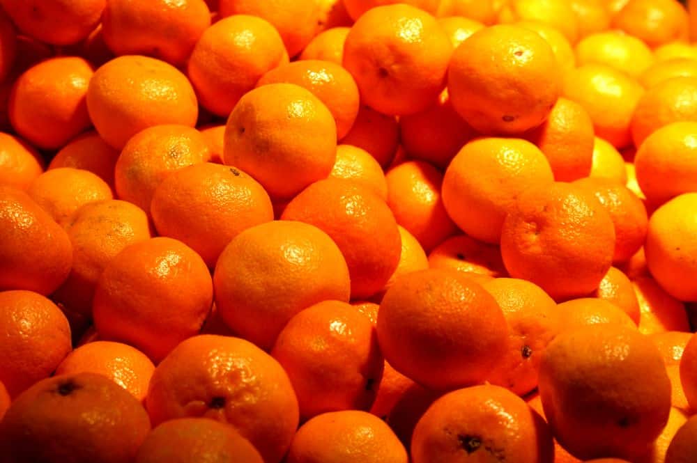 Frische Mandarinen-/Orangenkörbe aus Spanien, leuchtend orange.